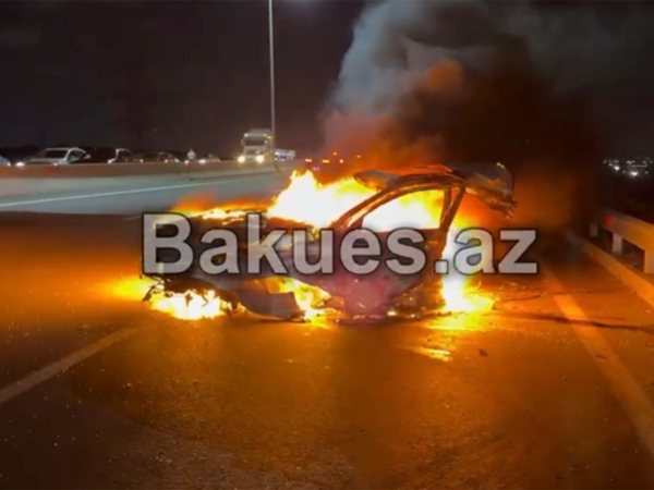 Bakıda avtomobil iki yerə bölündü