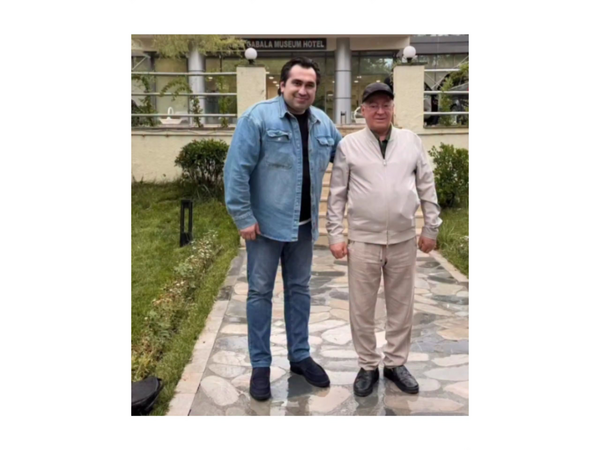 Əməkdar artist Kəmaləddin Heydərovun bəstəsini onun üçün canlı oxudu - <span class="color_red">(Video)</span>