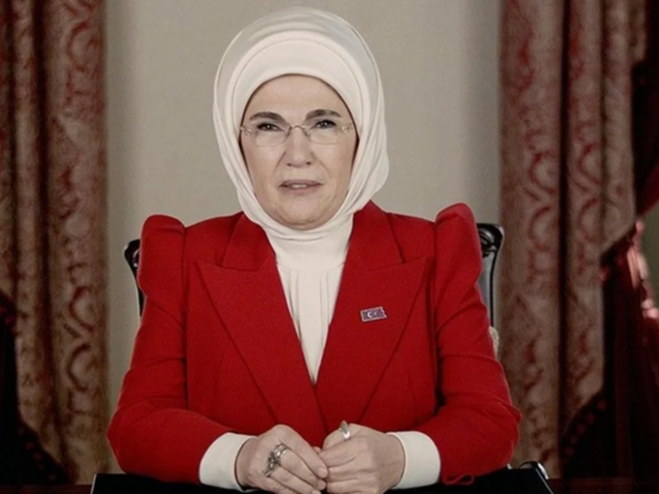 Makron əlini öpmək istədi - Əminə Ərdoğanın reaksiyası... - <span class="color_red">(Video)</span>