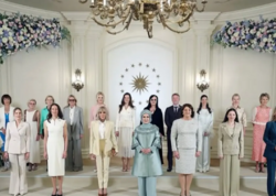 Ajda Pekkan NATO liderlərinin həyat yoldaşları üçün oxudu - <span class="color_red">(Video)</span>
