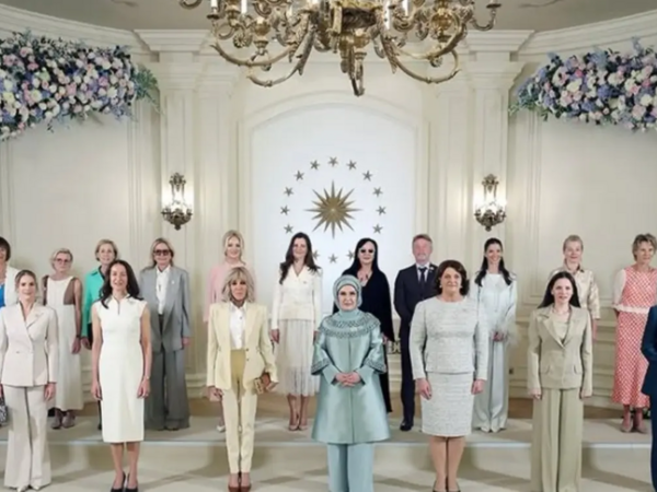 Ajda Pekkan NATO liderlərinin həyat yoldaşları üçün oxudu - <span class="color_red">(Video)</span>