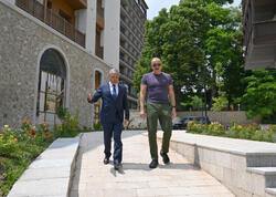 Prezident İlham Əliyev Şuşanın Qarabağ küçəsində dövlət-özəl tərəfdaşlığı çərçivəsində həyata keçirilmiş işlərlə tanış olub - (Foto)