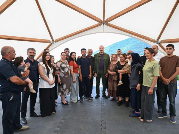 Prezident İlham Əliyev Şuşanın Kiçik Qaladərəsi kəndində görülən işlərlə tanış olub və kəndə qayıdan sakinlərlə görüşüb
