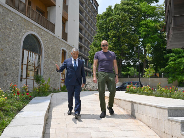 Prezident İlham Əliyev Şuşanın Qarabağ küçəsində dövlət-özəl tərəfdaşlığı çərçivəsində həyata keçirilmiş işlərlə tanış olub - (Foto)