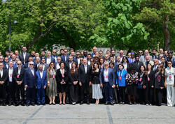 Prezident İlham Əliyev IV Şuşa Qlobal Media Forumunun açılış mərasimindən sonra tədbir iştirakçıları ilə görüşüb - (Video)