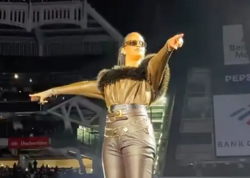 Rihanna illər sonra səhnəyə qayıtdı - <span class="color_red">(Video)</span>
