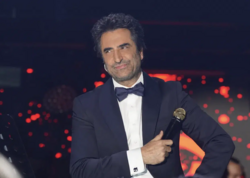 Mahsun Kırmızıgülün səhnədəki jesti ürəkləri fəth etdi - <span class="color_red">(Video)</span>