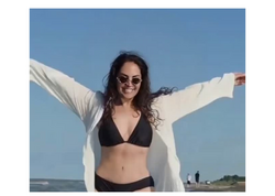 Müğənni Sevda çimərlik geyimində fit bədənini nümayiş etdirdi - <span class="color_red">(Video)</span>