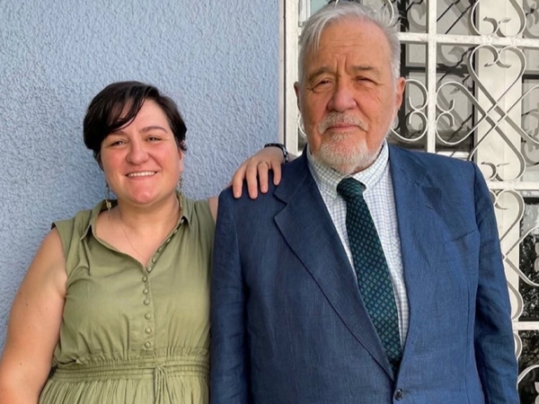 Qızı İlber Ortaylının əşyalarını 7-8 manatdan satır…- <span class="color_red">(Foto)</span>