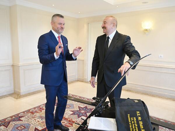 Prezident İlham Əliyev və Peter Pelleqrini bir-birinə xatirə hədiyyələri təqdim ediblər - (Video/Foto)