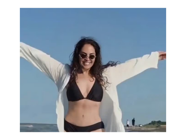 Müğənni Sevda çimərlik geyimində fit bədənini nümayiş etdirdi - <span class="color_red">(Video)</span>