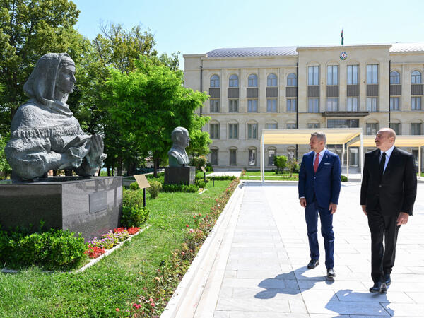 Prezident İlham Əliyev və Slovakiya Prezidenti Şuşada Azərbaycanın tanınmış şəxsiyyətlərinin işğal dövründə güllələnmiş büstlərinə baxıblar - (Foto)