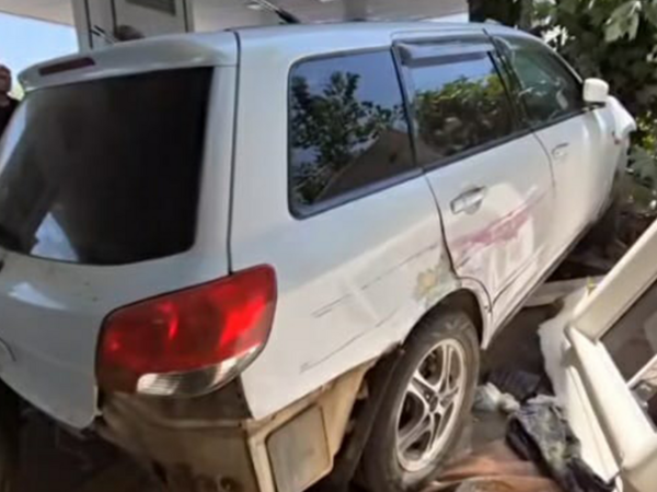“Mitsubishi” yanacaqdoldurma məntəqəsinə çırpıldı - yaralılar var