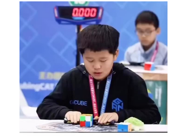 "Kubik-rubik"i 0.39 saniyəyə yığdı - <span class="color_red">(Video)</span>