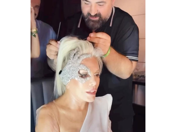 80 yaşlı Ajda Pekkanın kulis görüntüsü maraq yaratdı - <span class="color_red">(Video)</span>