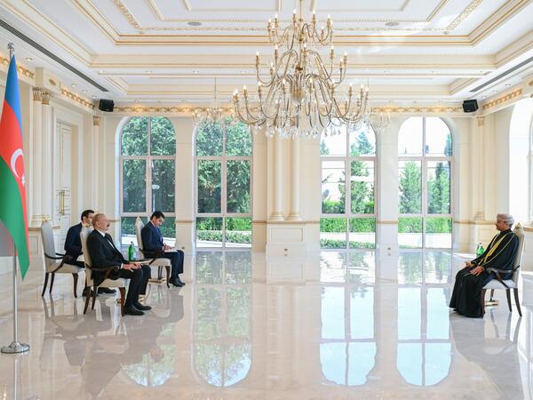 Prezident İlham Əliyev Omanın Azərbaycanda yeni təyin olunmuş səfirinin etimadnaməsini qəbul edib - (Foto)
