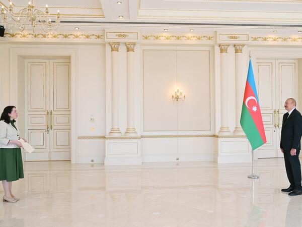 Prezident İlham Əliyev İrlandiyanın Azərbaycanda yeni təyin olunmuş səfirinin etimadnaməsini qəbul edib - (Foto)