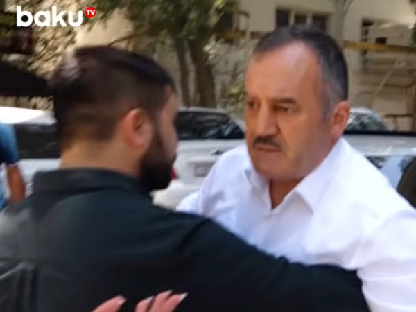 Klinika rəhbəri TV əməkdaşlarına hücum etdi - <span class="color_red">(Video)</span>