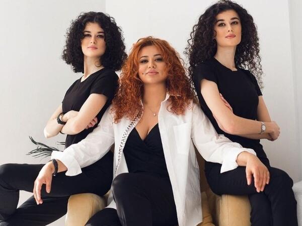 Əməkdar artist əkiz qızları ilə fotosunu paylaşdı