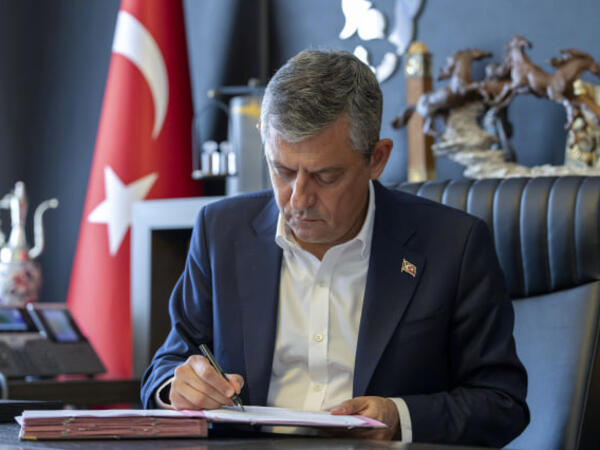 Özgür Özel və daha 91 deputat CHP-ni tərk etdi – Yeni partiya yaradılır