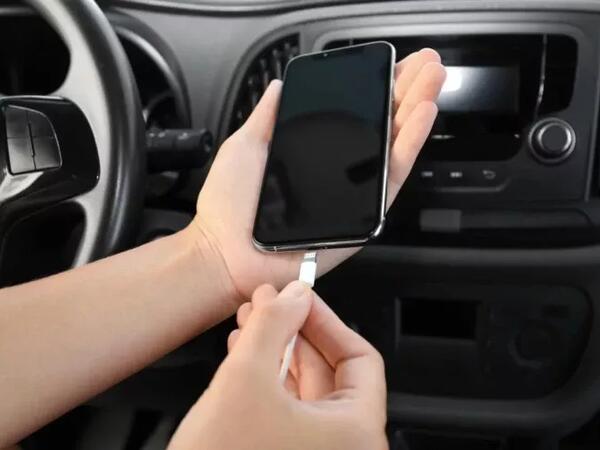 Telefonu avtomobildə doldurmaq sərfiyyatı artırır?