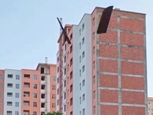 Bakıda güclü külək binanın damını uçurdu - <span class="color_red">(Video)</span>