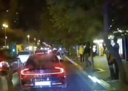 Bakıda piyada maşının altına uzandı - <span class="color_red">(Video)</span>