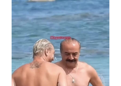 Məşhur aktyorla futbolçu dənizin ortasında yallı getdi - <span class="color_red">(Video)</span>