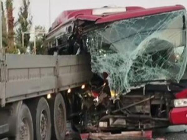 Bakıda marşrut avtobusu yük avtomobilinə çırpıldı