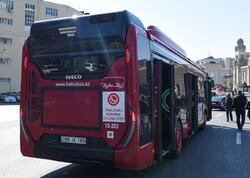 Bakıda avtobusda qadın sərnişin yıxılaraq xəsarət aldı - <span class="color_red">(Video)</span>