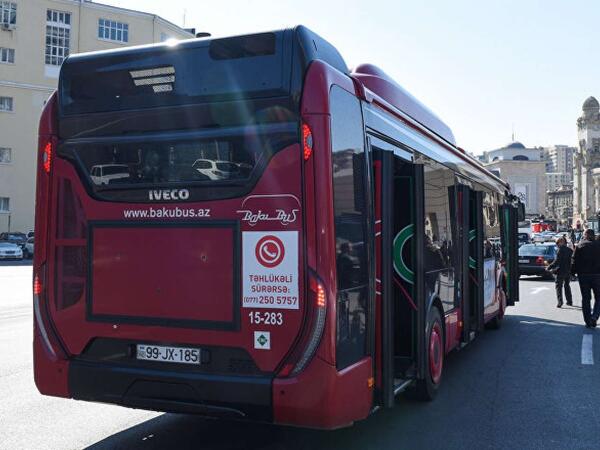 Bakıda avtobusda qadın sərnişin yıxılaraq xəsarət aldı - <span class="color_red">(Video)</span>