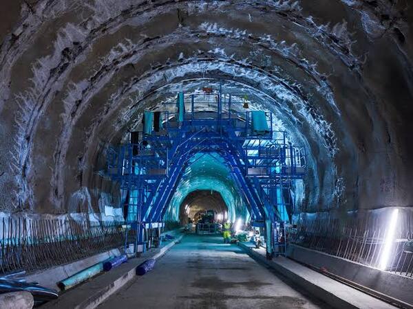 64 kilometrlik nəhəng tuneldə tarixi an yaşandı