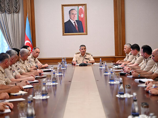 Müdafiə naziri hərbi attaşelərlə görüşüb <span class="color_red">(Foto)</span>