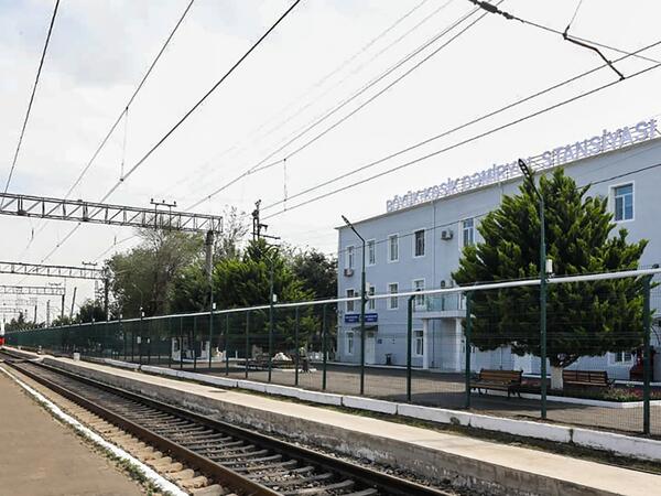 Azərbaycan–Gürcüstan dəmir yolu daşımalarında sərhəd keçidi iki dəfə sürətləndirilir - <span class="color_red">(Foto)</span>