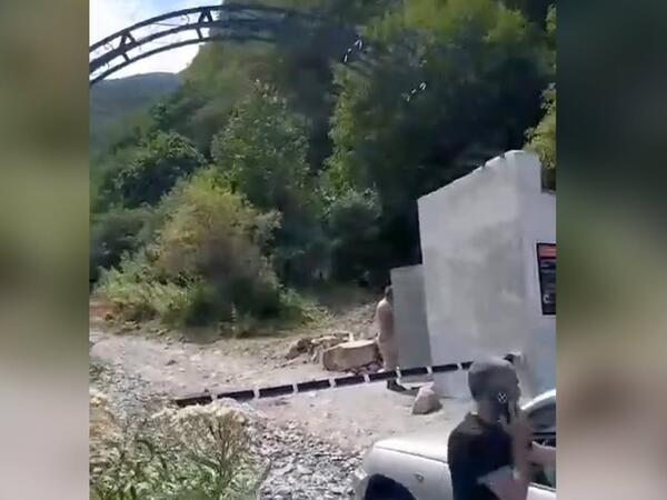 İlisu şəlaləsinə gedən yola şlaqbaum qoyuldu <span class="color_red">(Video)</span>