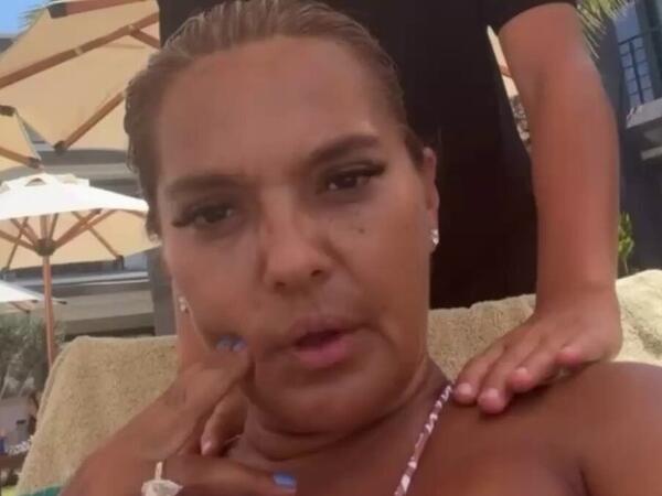 Demet Akalının makiyajsız halı <span class="color_red">(Video)</span>