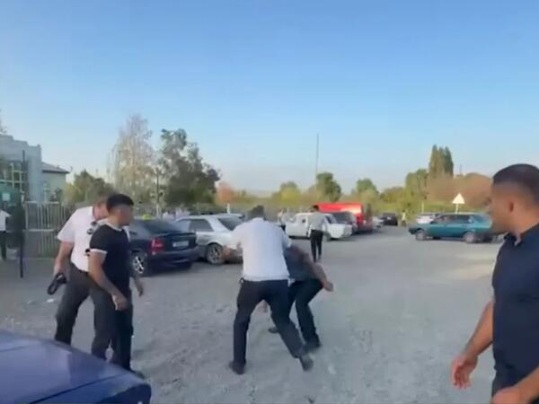17 yaşlı qızın nişanında mediaya hücum olundu - <span class="color_red">(Video)</span>