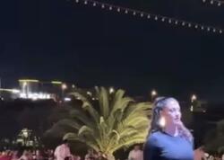 Tuğba Ekinçinin Bakıda səhnə geyimi diqqət çəkdi - <span class="color_red">(Video)</span>