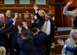 Qadın deputat Baş nazirə yumurta atdı, iclas dayandırıldı