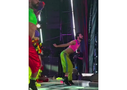 Xalq artistinin konsertində rəqqasların geyimi müzakirə yaratdı - <span class="color_red">(Video)</span>