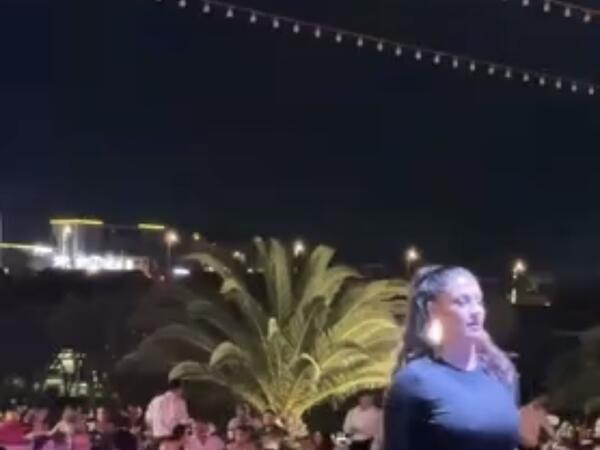 Tuğba Ekinçinin Bakıda səhnə geyimi diqqət çəkdi - <span class="color_red">(Video)</span>