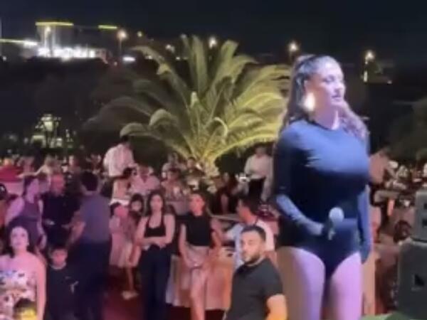 Tuğba Ekinçinin Bakıda səhnə geyimi diqqət çəkdi - <span class="color_red">(Video)</span>