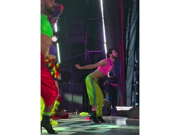 Xalq artistinin konsertində rəqqasların geyimi müzakirə yaratdı - <span class="color_red">(Video)</span>