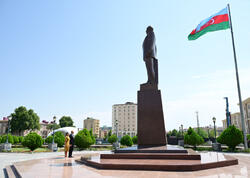 İlham Əliyev Ümummilli Liderin Naxçıvan şəhərinin mərkəzində ucaldılan abidəsini ziyarət edib <span class="color_red">(Foto/Video)</span>