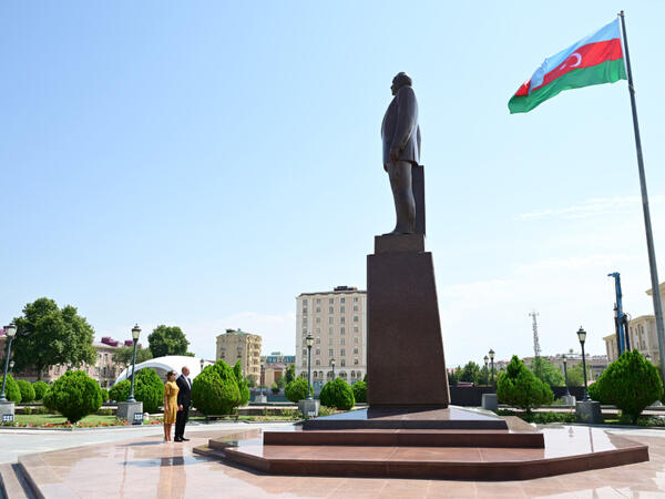 İlham Əliyev Ümummilli Liderin Naxçıvan şəhərinin mərkəzində ucaldılan abidəsini ziyarət edib <span class="color_red">(Foto/Video)</span>