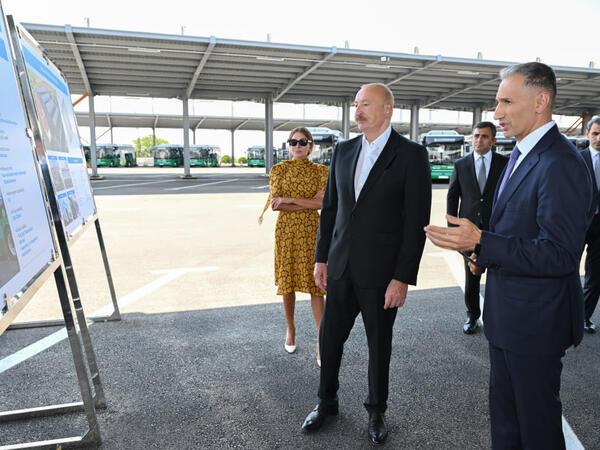 İlham Əliyev və Mehriban Əliyeva Naxçıvanda elektrik mühərrikli yeni avtobuslara baxıb, dəmir yolu infrastrukturunda aparılan yenidənqurma işləri ilə tanış olublar <span class="color_red">(Foto)</span>
