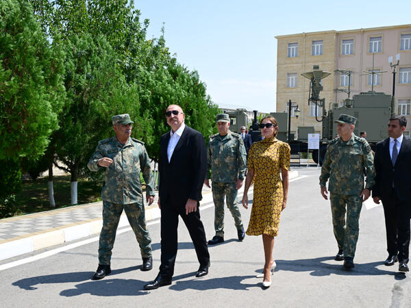 İlham Əliyev və Mehriban Əliyeva Əlahiddə Ümumqoşun Orduda yeni yaradılan komando hərbi hissələrinə Döyüş bayraqlarının verilməsi mərasimində iştirak edib <span class="color_red">(Foto)</span>