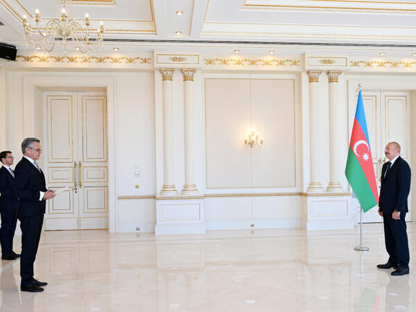 Prezident İlham Əliyev Almaniyanın Azərbaycanda yeni təyin olunmuş səfirinin etimadnaməsini qəbul edib - <span class="color_red">(Foto)</span>