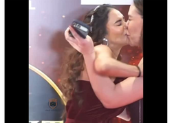 Tanınmış aktrisanı xanım fanatı dodağından öpdü - Özünü itirdi - <span class="color_red">(Video)</span>