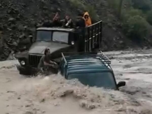İsmayıllıda maşınlar suyun altında qaldı <span class="color_red">(Video)</span>